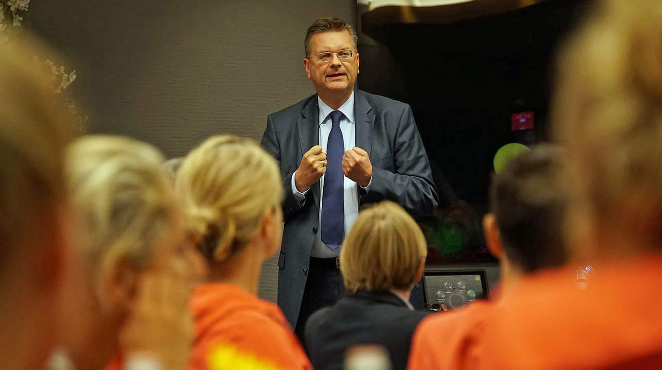 Besuch kurz vor dem Turnierstart: DFB-Präsident Reinhard Grindel © DFB