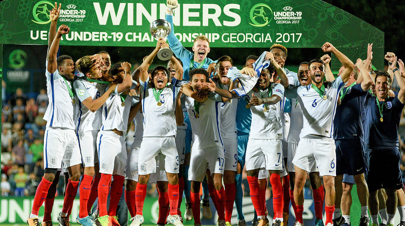 Am Ziel der Träume: England holt den Titel in Tiflis  © 2017 Getty Images