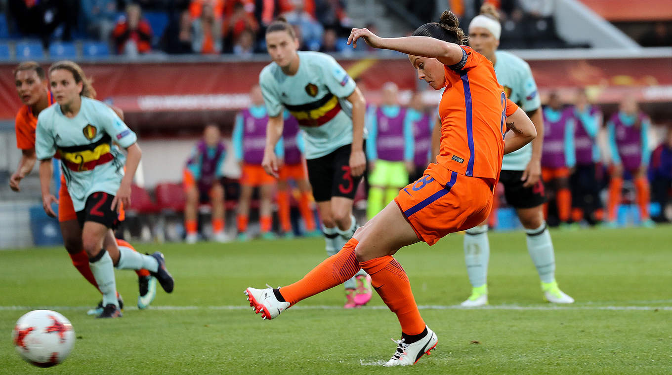 Nervenstark vom Punkt: Kapitänin Sherida Spitse trifft per Elfmeter zum 1:0 für Oranje © Jan Kuppert