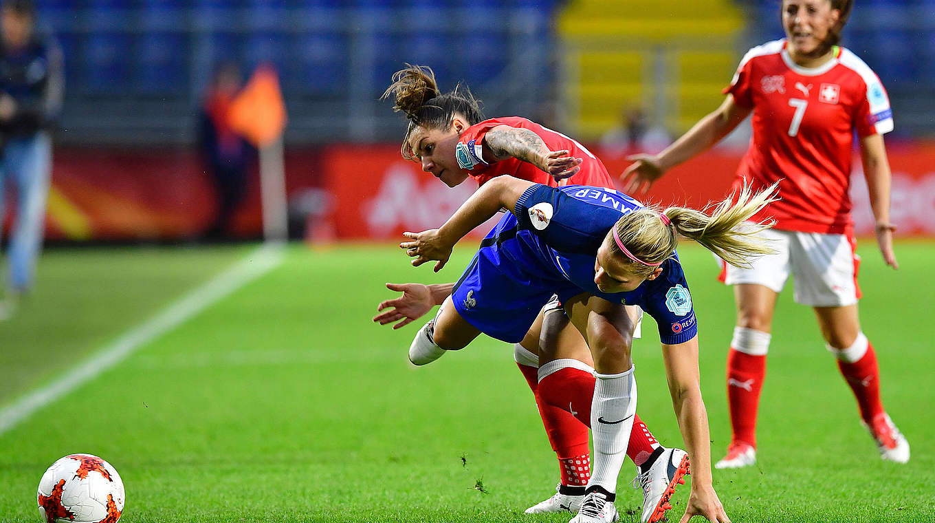 Schwerer Stand: Frankreich spielt gegen die Schweiz knapp 70 Minuten zu zehnt © AFP/Getty Images