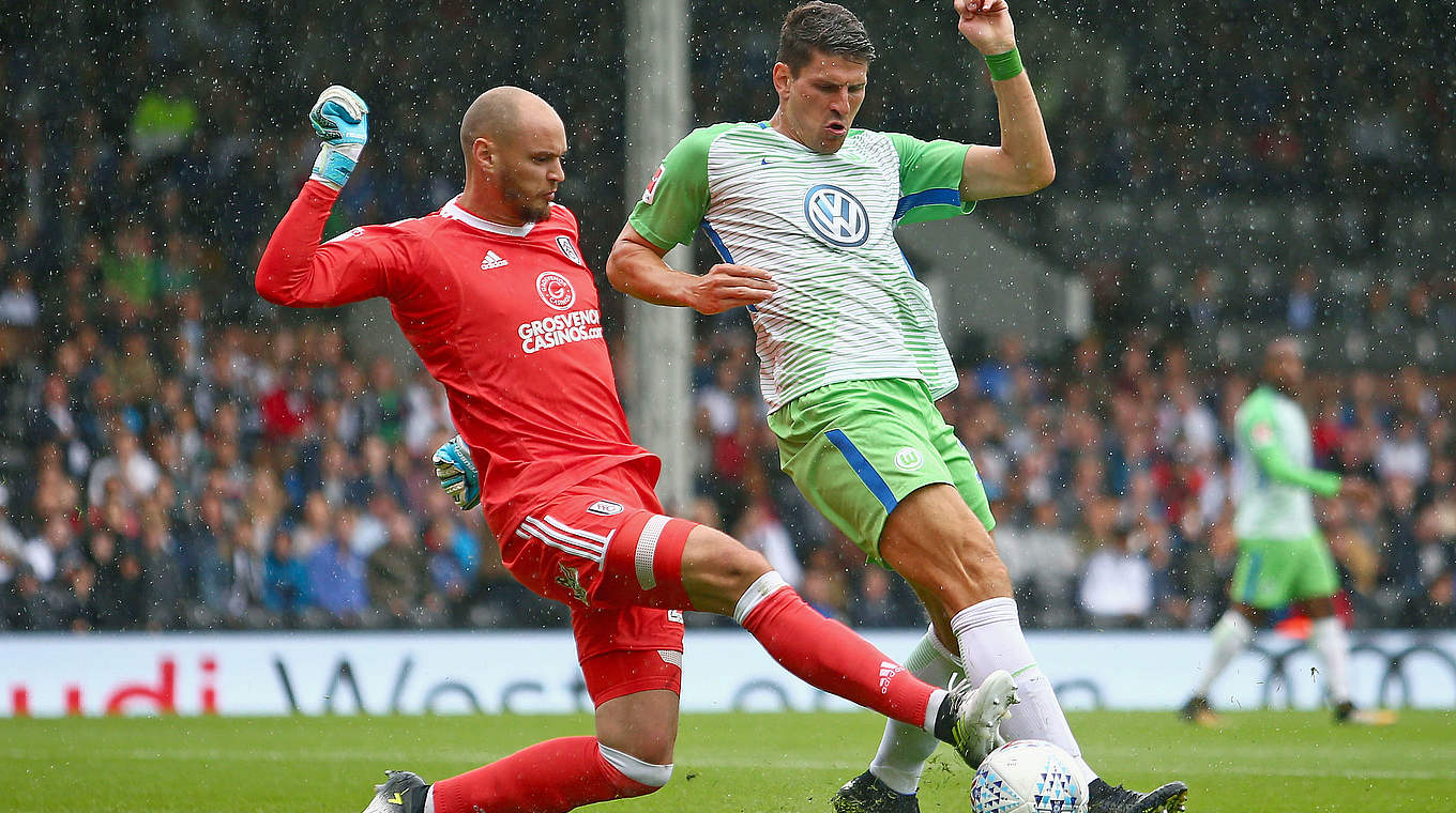 Treffsicher im Test gegen Fulham: Wolfsburgs Nationalspieler Mario Gomez (r.) © 2017 Getty Images