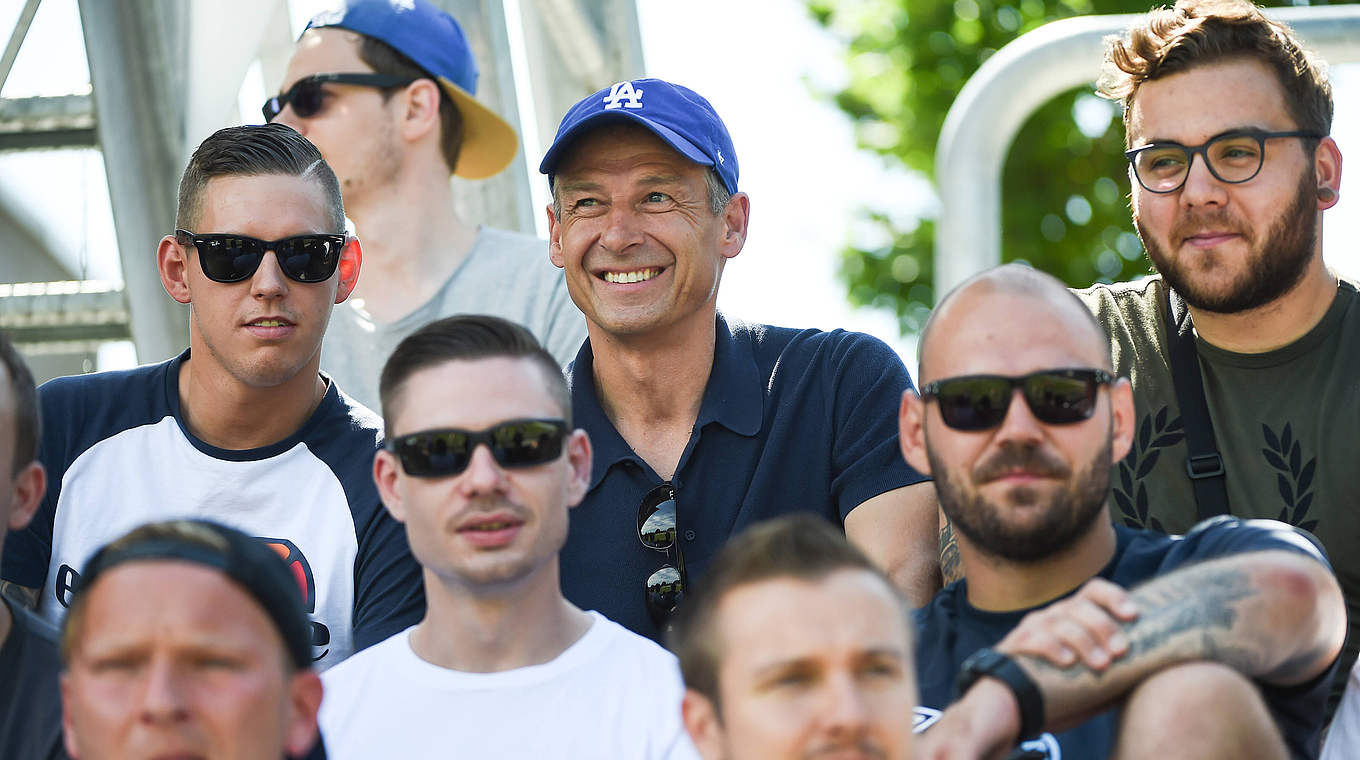 Unter den Zuschauern in Babelsberg: Der ehemalige Bundestrainer Jürgen Klinsmann (M) © imago/Matthias Koch