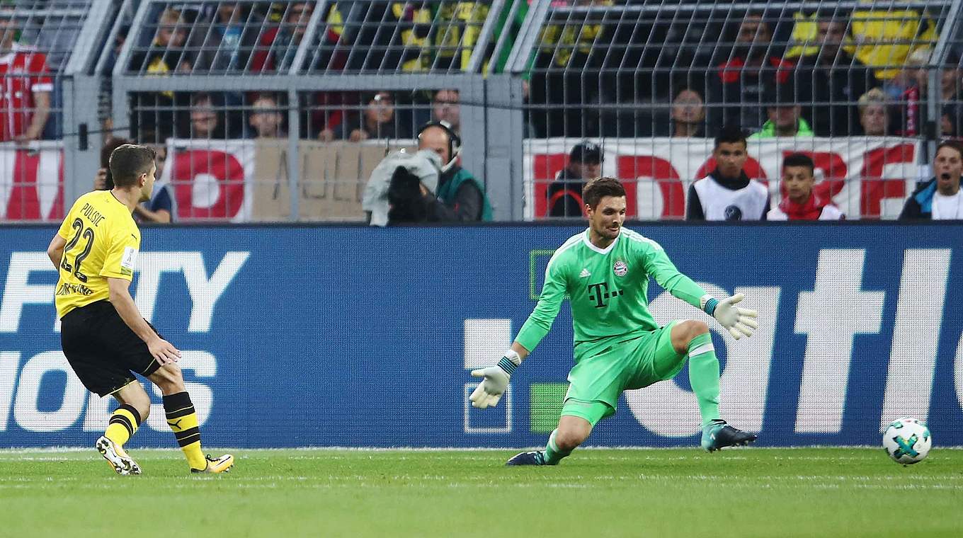 Die Führung: Der Dortmunder Pulisic (l.) trifft, Bayern-Keeper Ulreich ist machtlos © 2017 Getty Images