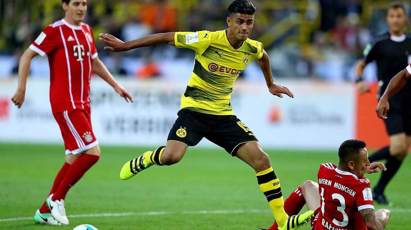 Erstes Pflichtspiel im neuen Trikot: Dortmund-Neuzugang Mahmoud Dahoud (M.) © 2017 Getty Images