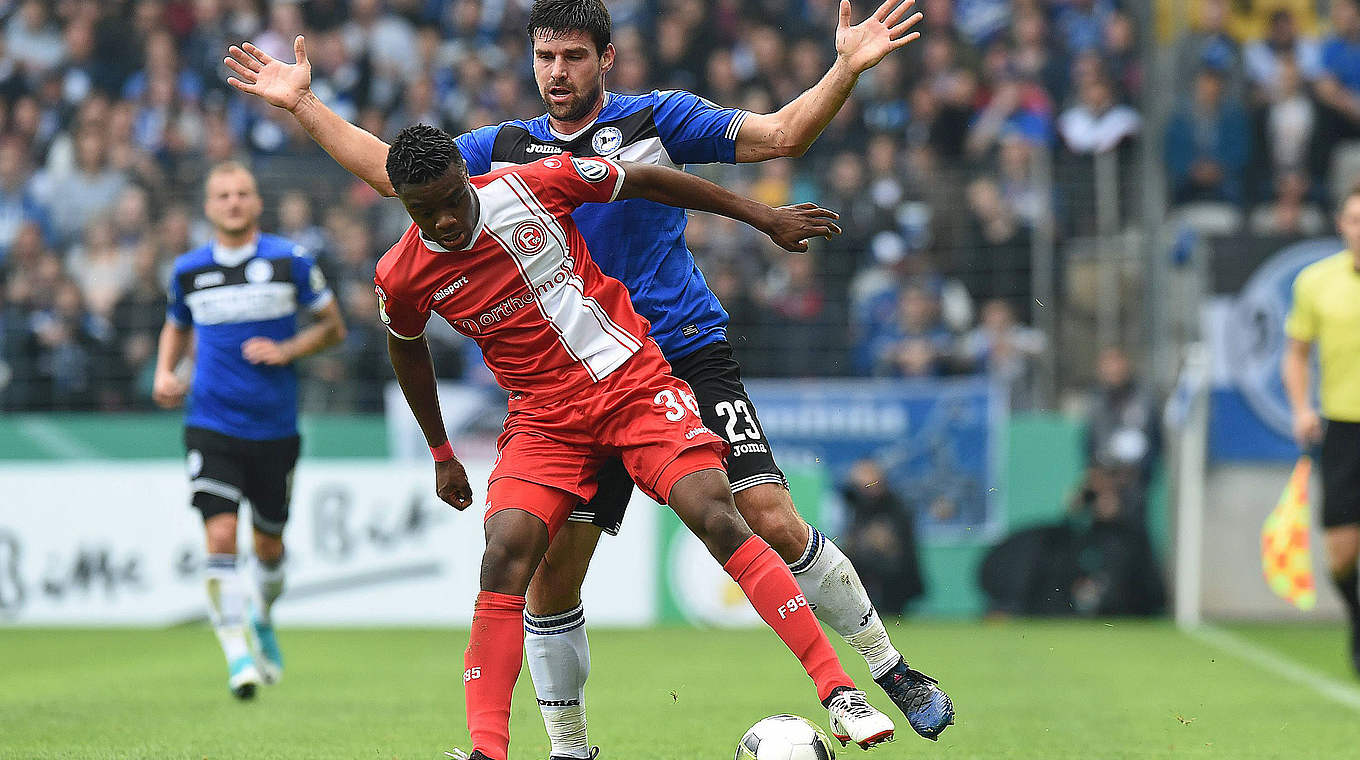 Kampf um den Ball: Bielefelds Florian Dick (h.) gegen Anderson Lucoqui © imago/Revierfoto