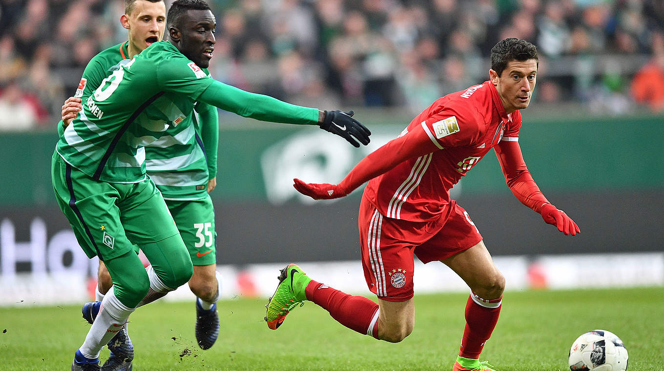 Traf für die Bayern gegen Werder sechsmal in sechs Partien: Robert Lewandowski (r.) © 2017 Getty Images