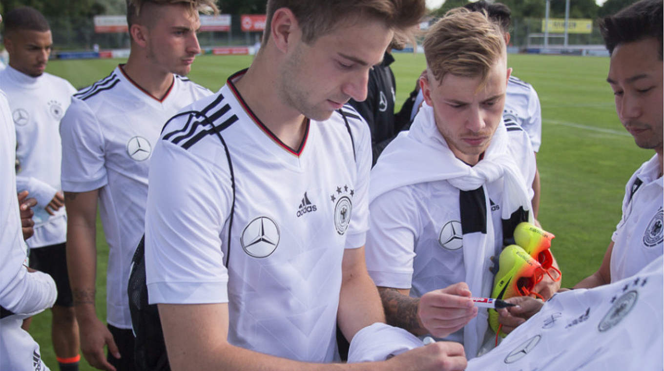 Geben den jungen und alten Fans gerne Autogramme: Lukas Klünter und Co. © DFB