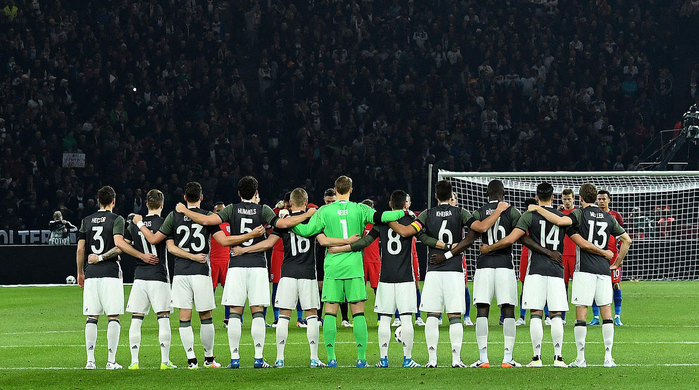 Gedenkt gemeinsam mit der tschechischen Mannschaft zwei Verstorbenen: das DFB-Team © 2016 Getty Images