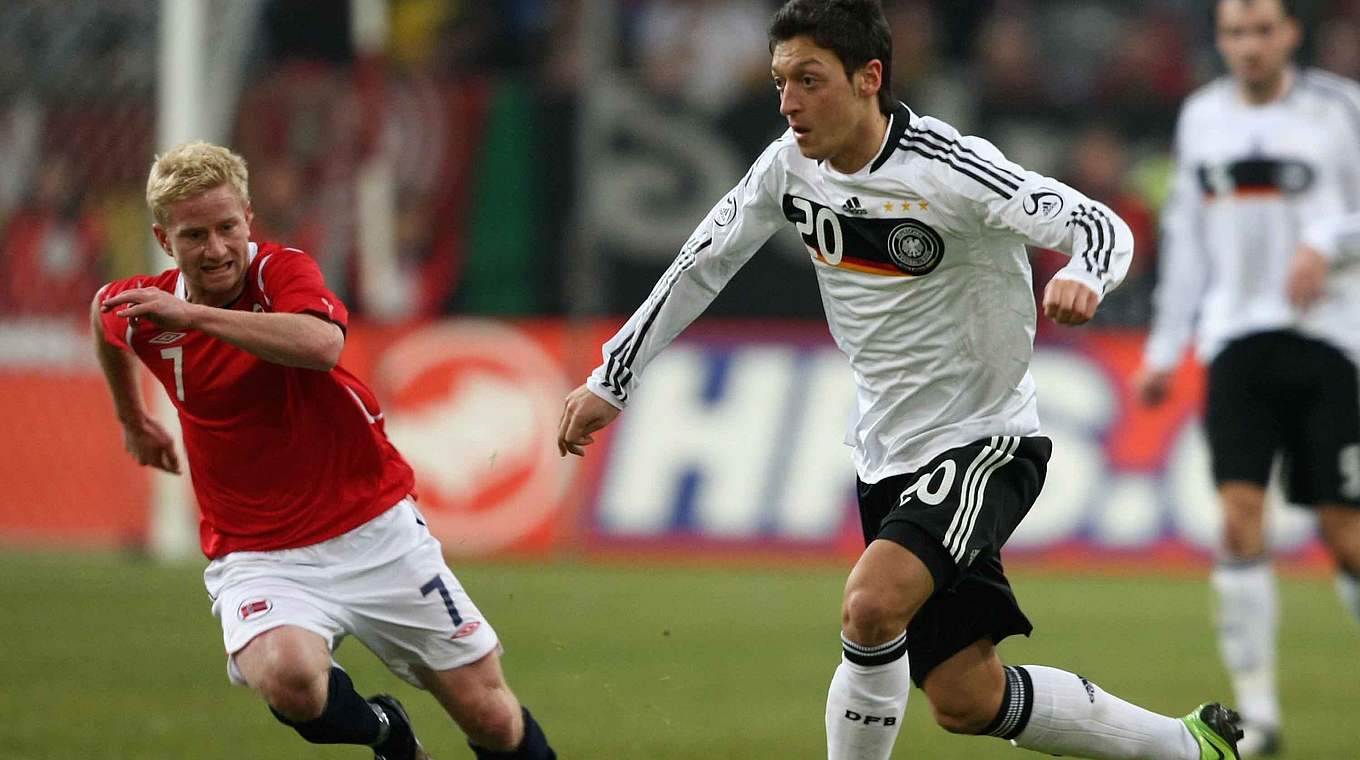 Erster Auftritt in der Nationalmannschaft: Özil (r.) debütiert 2009 gegen Norwegen © 2009 Getty Images