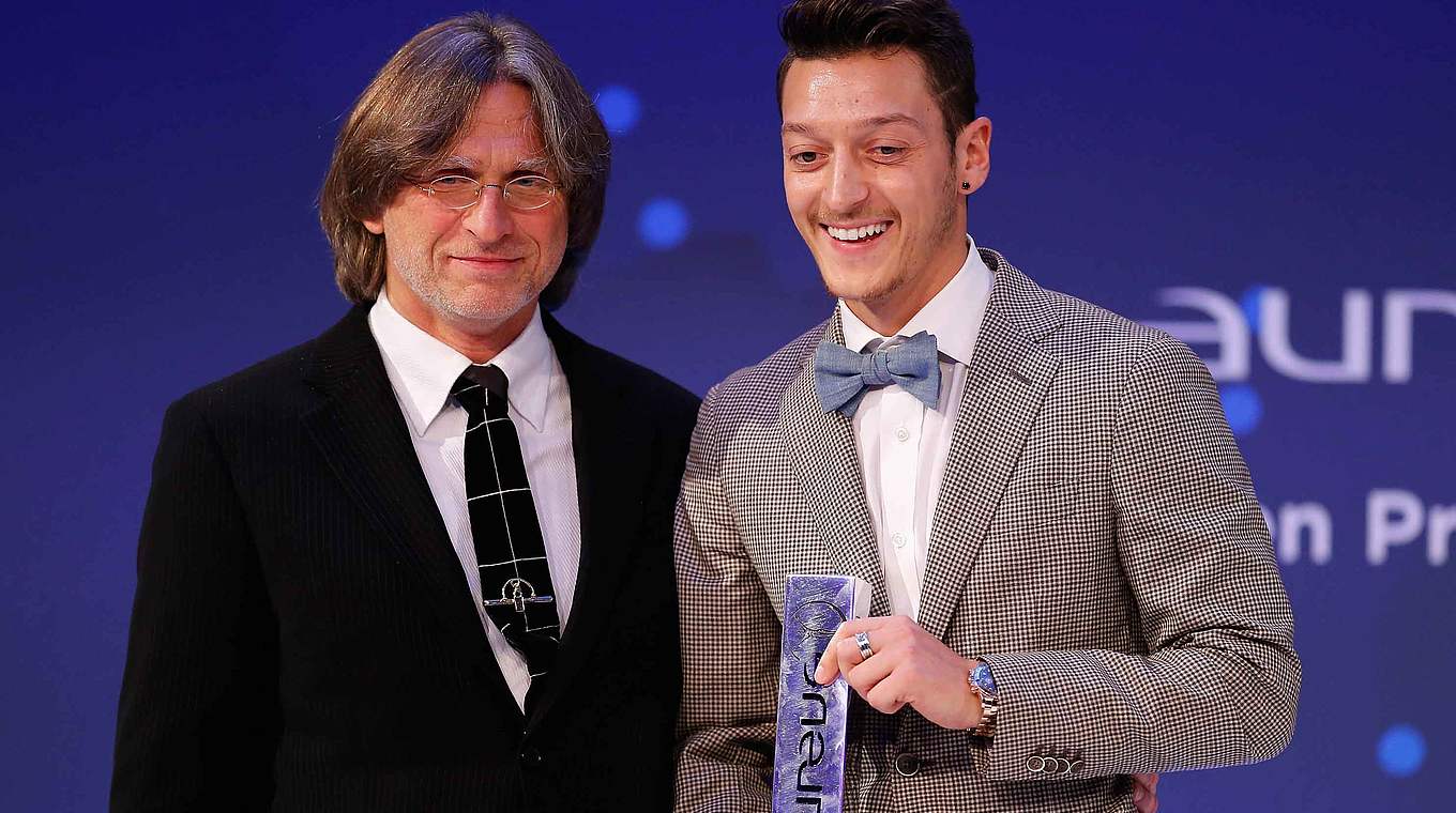 Einzigartige Karriere: Für Mesut Özil (l.) spielt Norbert Elgert bei dieser eine Hauptrolle © 2014 Getty Images