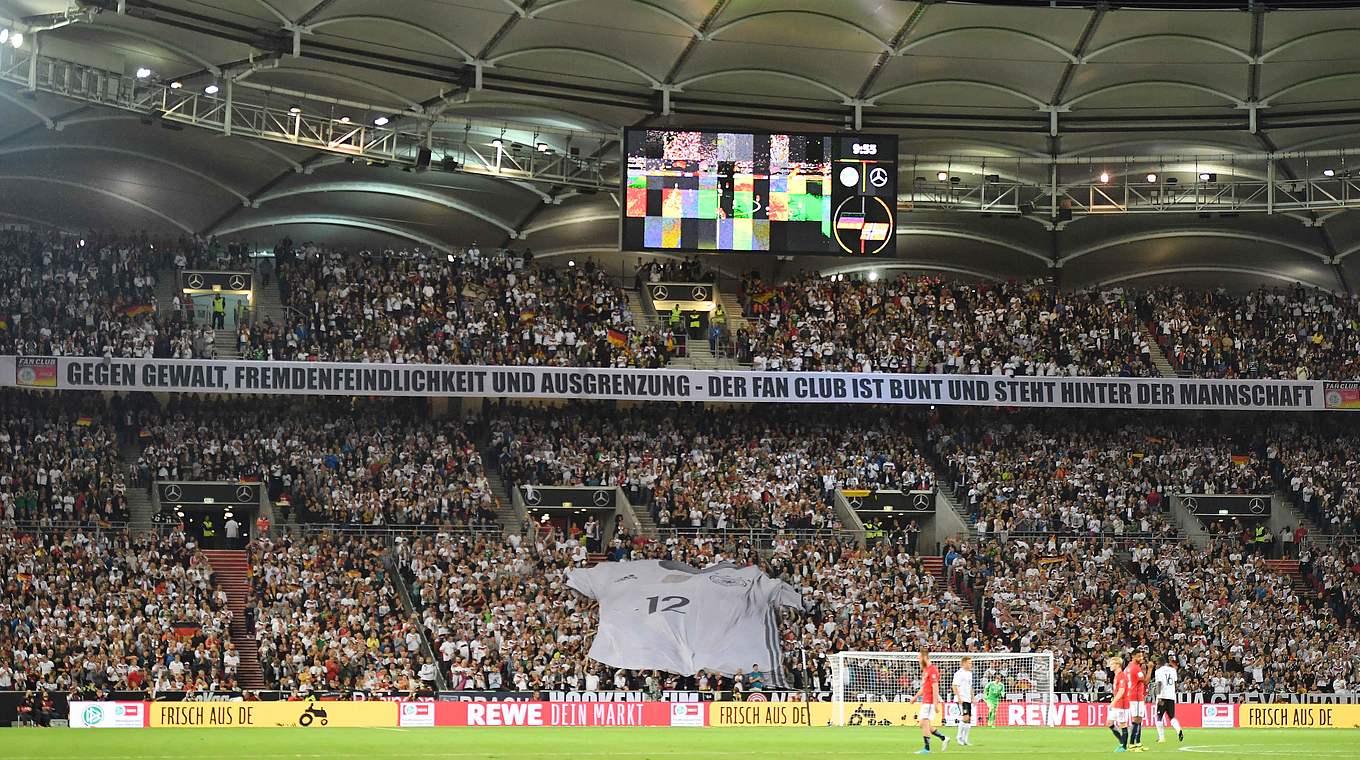 Gegen Gewalt, Hetze und Ausgrenzung: Banner des Fan Clubs Nationalmannschaft © 2017 Getty Images
