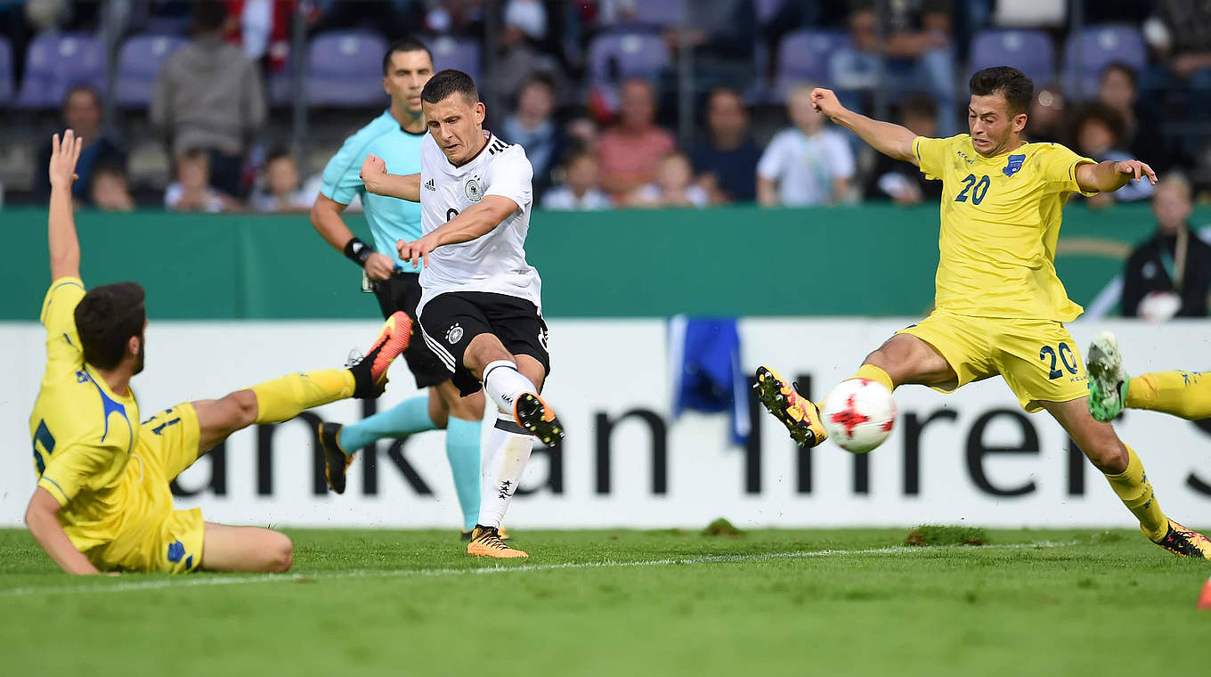 Drehung, Schuss, Tor: Maximilian Eggestein (M.) erzielt das 1:0 gegen Kosovo © imago/osnapix
