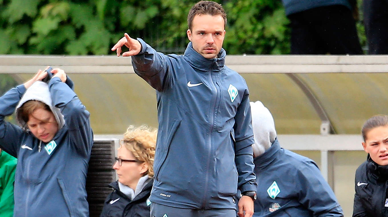 Topspiel in der Staffel Nord/Nordost: Werder-Coach Alexander Kluge © 2015 Getty Images