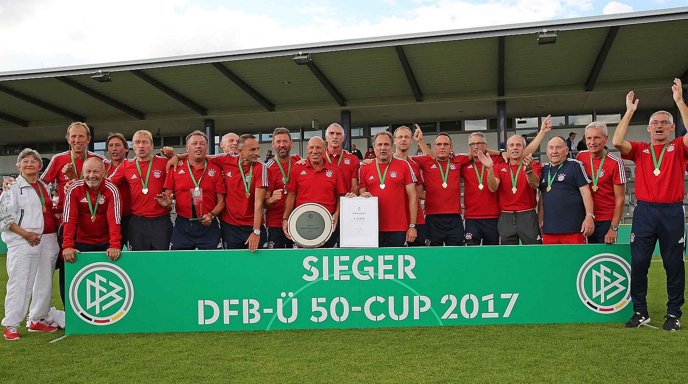 Sieger des DFB-Ü 50-Cups: Die "Oldies" des FC Bayern München feiern ihren Sieg © 2017 Getty Images