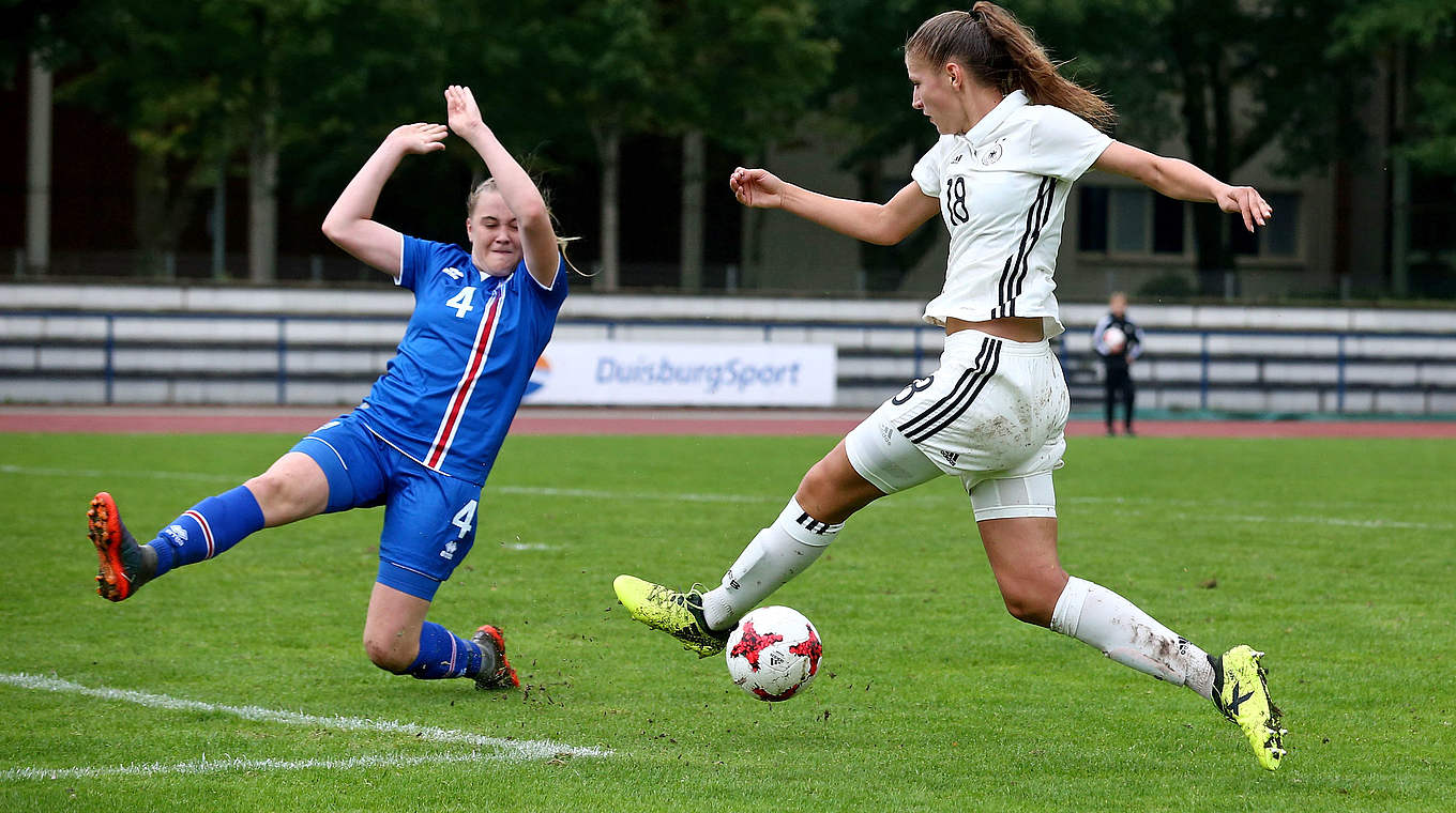Entscheidet mit ihrem Treffer das Spiel: Angreiferin Melissa Kössler (r.) © 2017 Getty Images