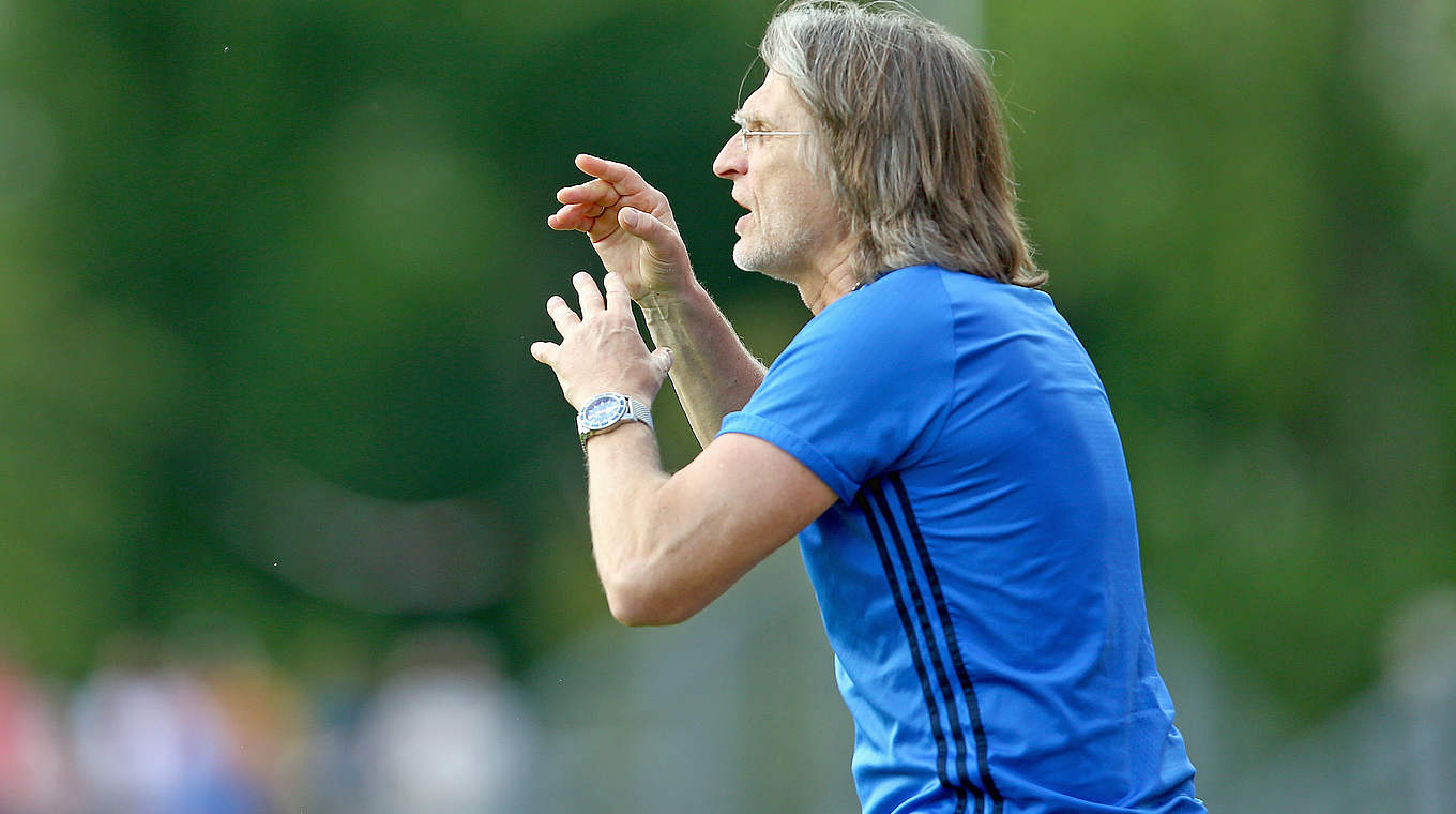 Muss sich mit einem Remis begnügen: Schalkes Trainer Norbert Elgert © 2017 Getty Images