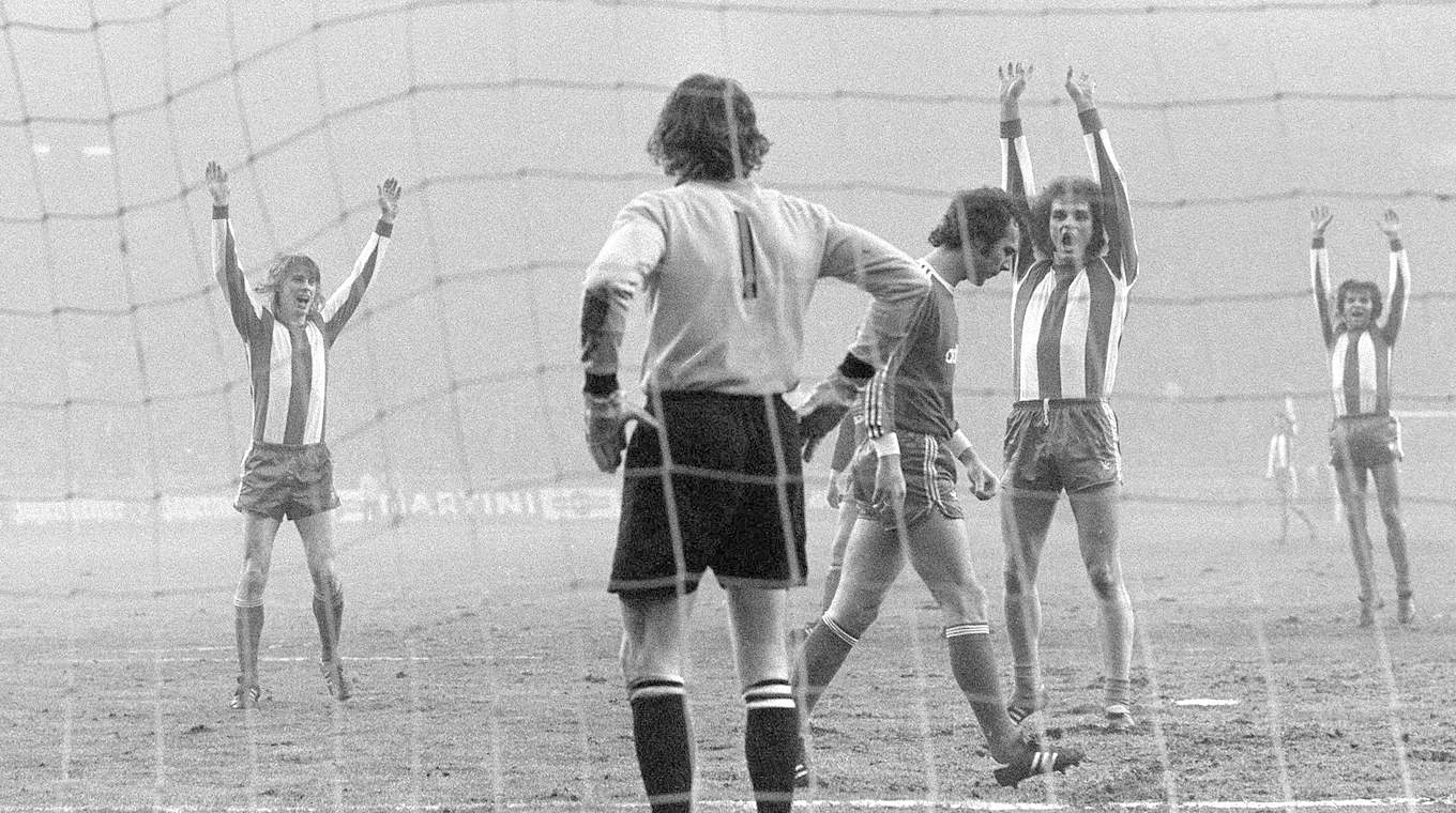 Eigentor beim 1:4 gegen Hertha BSC: Beckenbauer (M.) und Bayern 1975 in Berlin © Imago