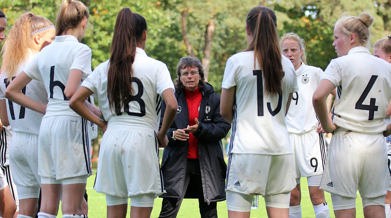 DFB-Trainerin Ulrike Ballweg: Im Einsatz mit der U 16-Auswahl © Rüdiger Zinsel