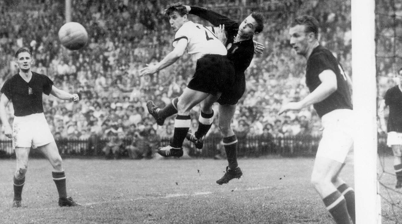 WM-Finale 1954: Schäfer (2.v.l.) im Luftduell mit Ungarns Torhüter Grosics © dpa