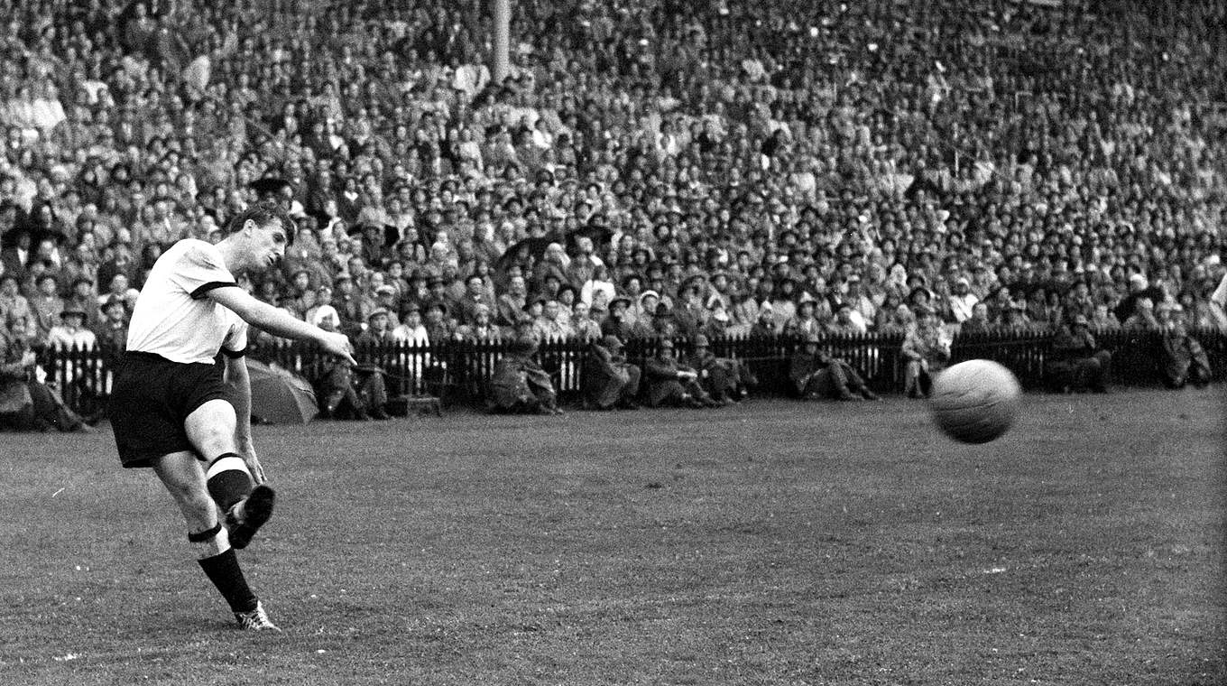 "Weltmeister bist du für die Ewigkeit": Hans Schäfer trifft bei der WM 1954 viermal © dpa