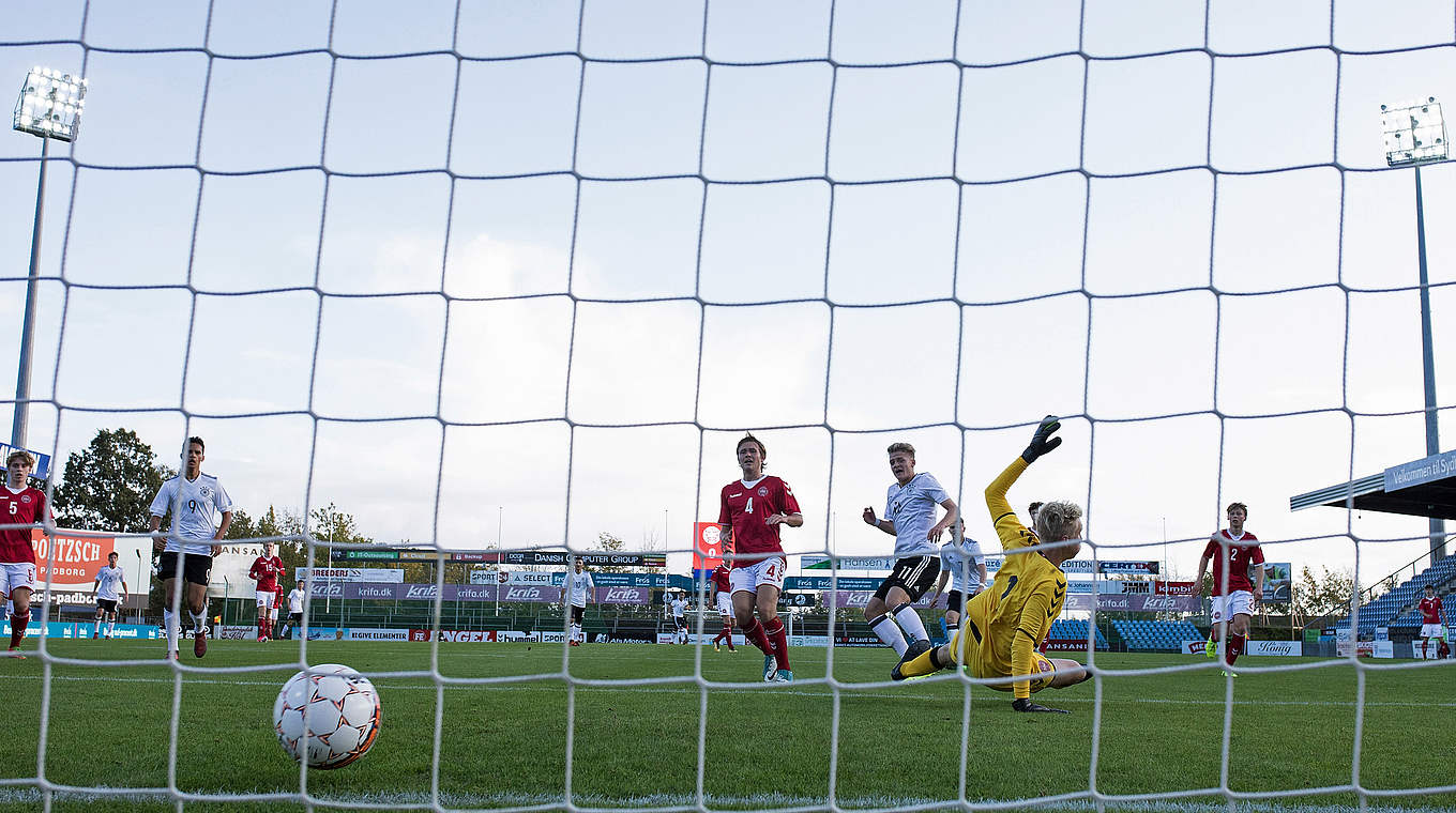 Das 1:0 für Deutschland: Jonas Pfalz (Nr. 11) trifft in Haderslev gegen Dänemark © 2017 Getty Images