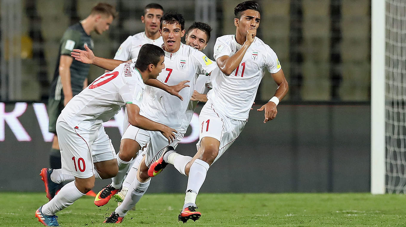 Jubel beim Iran: Doppelpacker Younes Delfi (r.) feiert den ersten seiner Treffer © 2017 FIFA