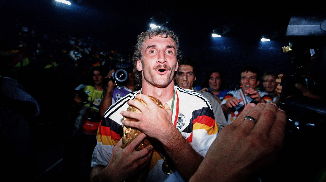 Triumph in Rom: Rudi Völler wird 1990 in "seinem" Stadion Weltmeister © 1990 Getty Images