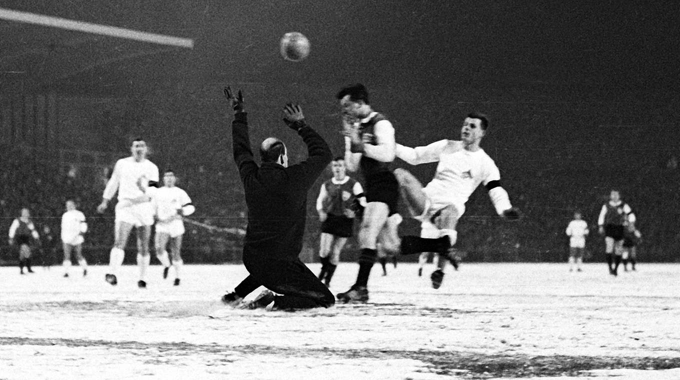 Erstes Aufeinandertreffen in der Bundesliga: Köln siegt im Dezember 1963 in Stuttgart © imago sportfotodienst