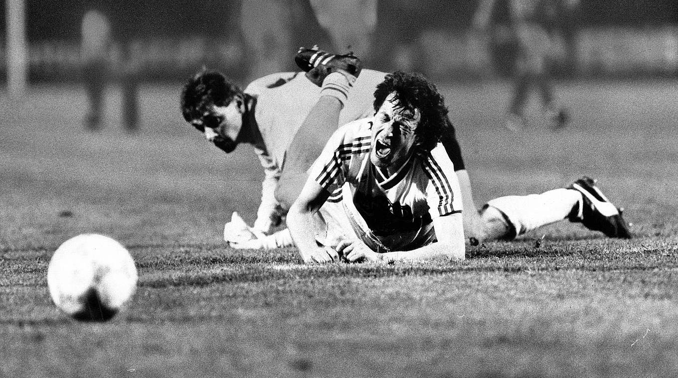 Foul mit schlimmen Folgen: Karl Allgöwer (v.) muss 1987 um seine Karriere bangen © imago sportfotodienst