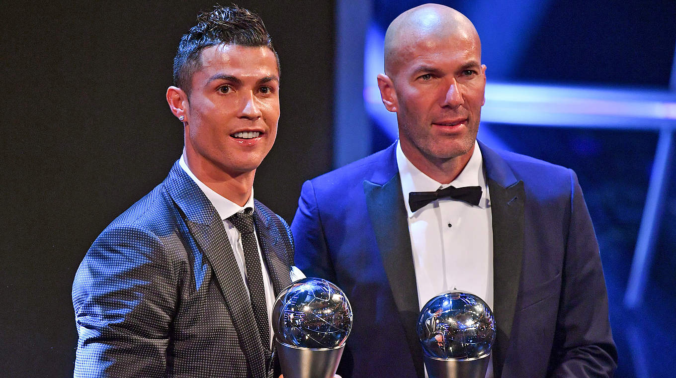 Der Weltfußballer mit dem Welttrainer des Jahres: Cristiano Ronaldo (l.) und Zidane © This content is subject to copyright.