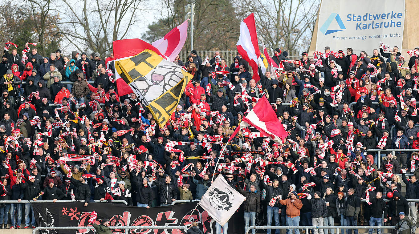 Die Fans des FSV Zwickau kamen teilweise mit Verspätung in Karlsruhe an  © imago/Sportfoto Rudel
