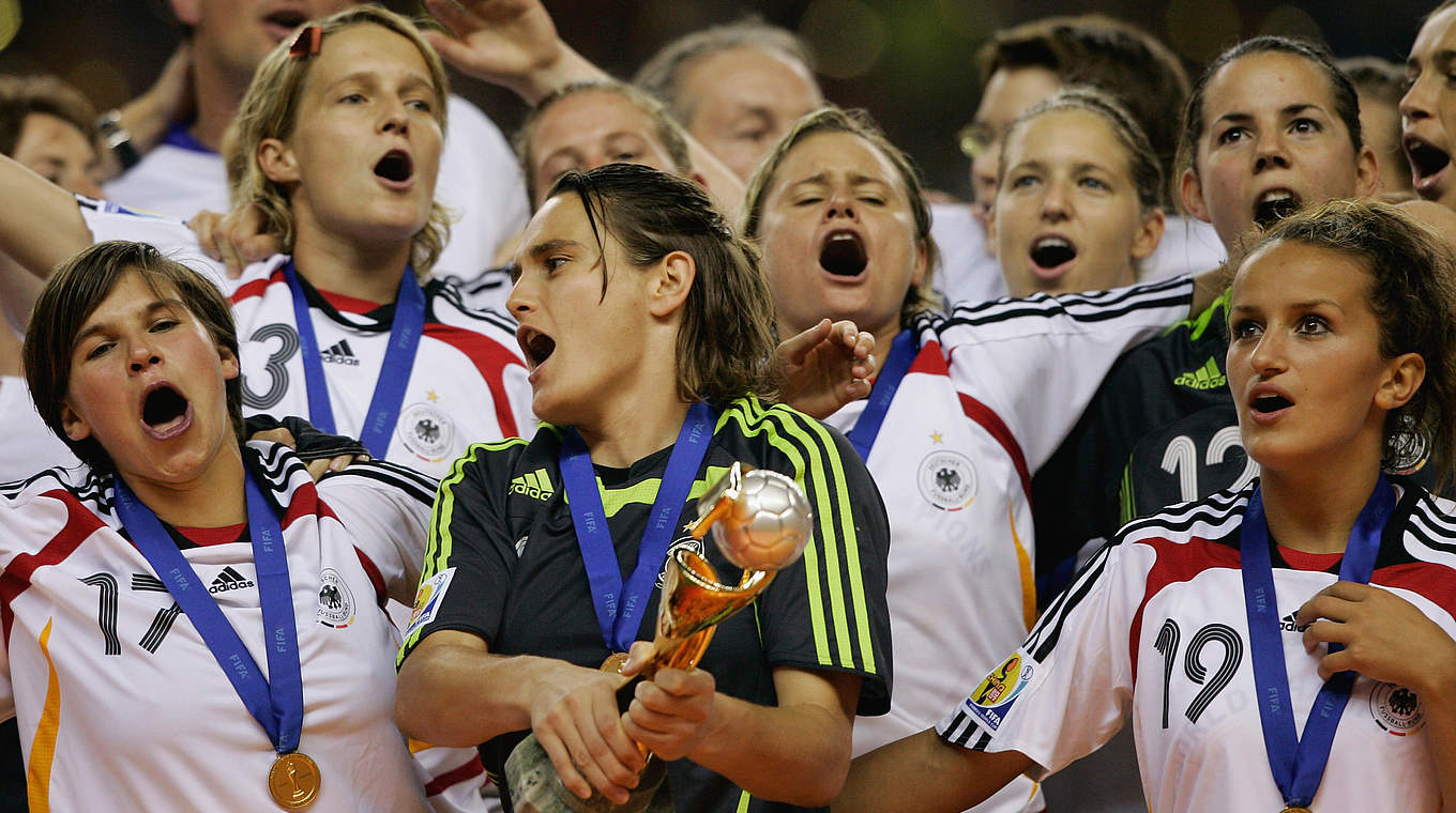 Da ist das Ding: Die DFB-Frauen um Nadine Angerer werden Weltmeisterinnen 2007 © 2007 Getty Images