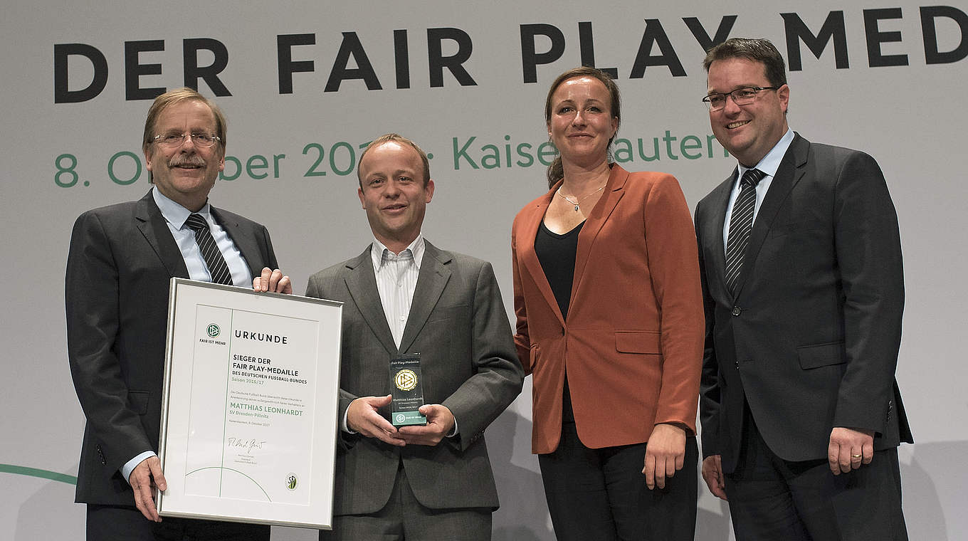 Verleihung der Fair-Play-Medaille: Matthias Leonhardt (2.v.l.) vom SV Dresden-Pillnitz © 2017 Getty Images