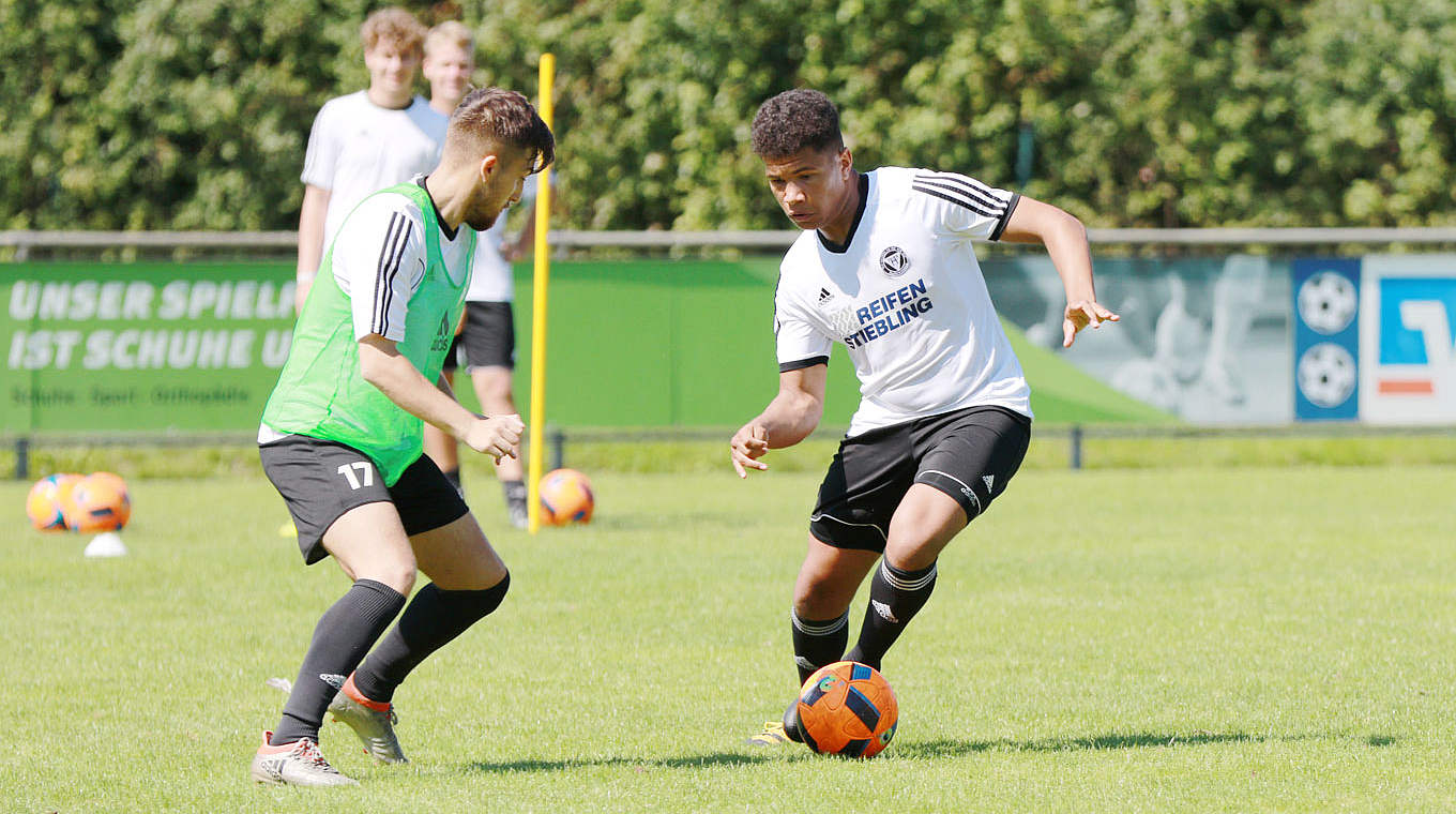 Defensives 1 Gegen 1 Gegen Einen Frontalen Dribbler In Strafraumnahe Dfb Deutscher Fussball Bund E V