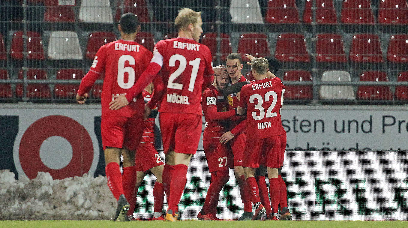 Hoffnung im Abstiegskampf: Rot-Weiß Erfurt jubelt über den ersten Sieg seit elf Spielen © 2018 Getty Images