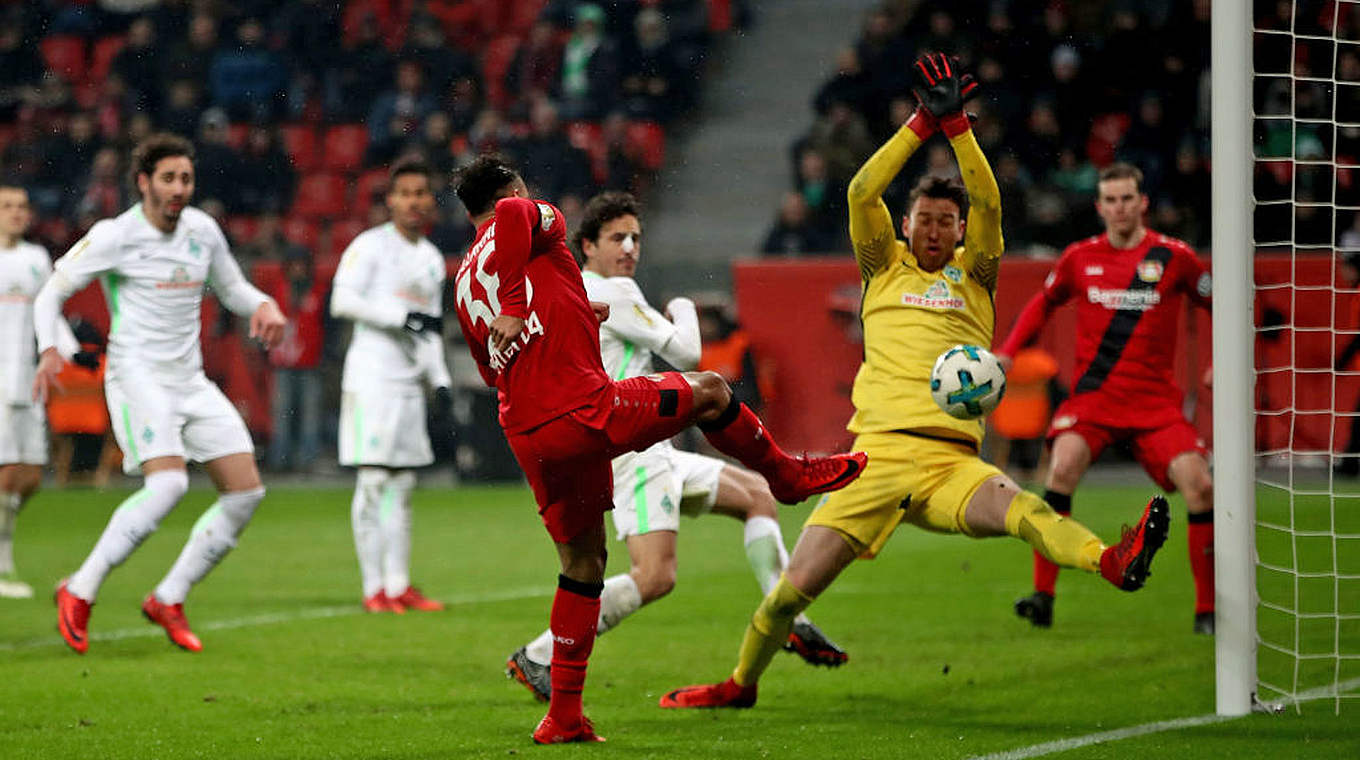 Der "Joker" schlägt zu: Karim Bellarabi (v.) schießt zum Leverkusener 3:2 ein © 2018 Getty Images