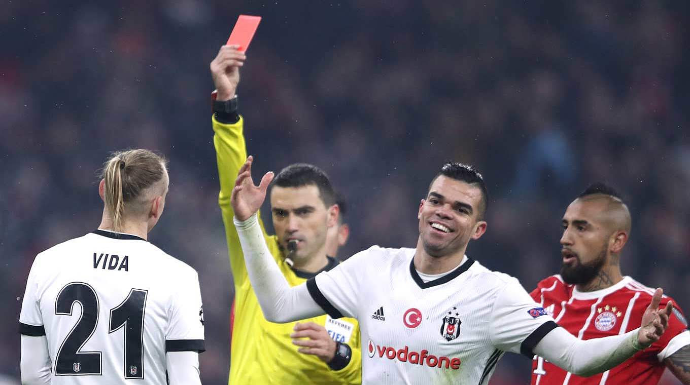 Schiedsrichter Hategan zeigt Vida nach einer 'Notbremse' die rote Karte. © 2018 Getty Images