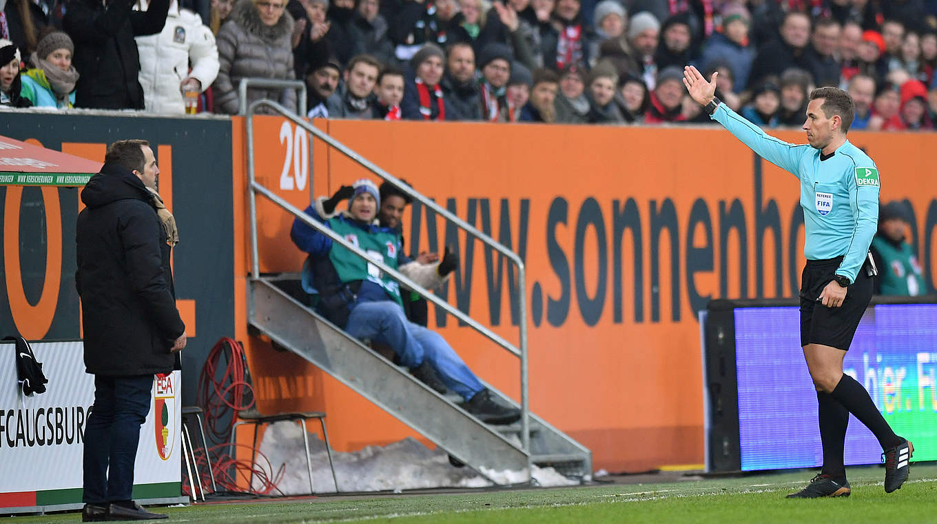 Geldstrafe um 2000 Euro reduziert: Augsburg-Coach Manuel Baum (l.) © 2018 Getty Images