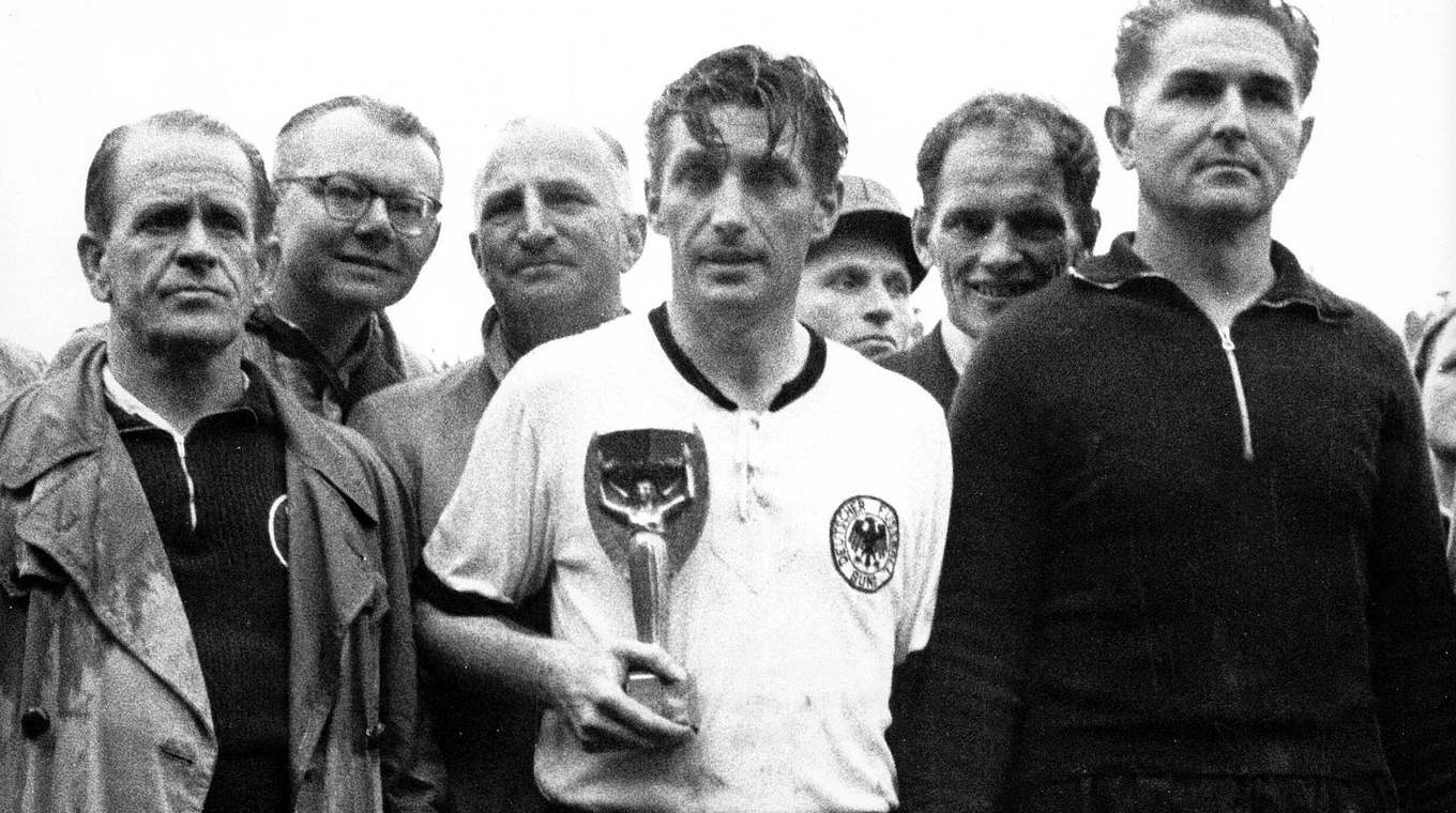 Die Väter des Erfolges: Bundestrainer Sepp Herberger (l.) und Fritz Walter (M.) mit Pokal © imago/Ferdi Hartung