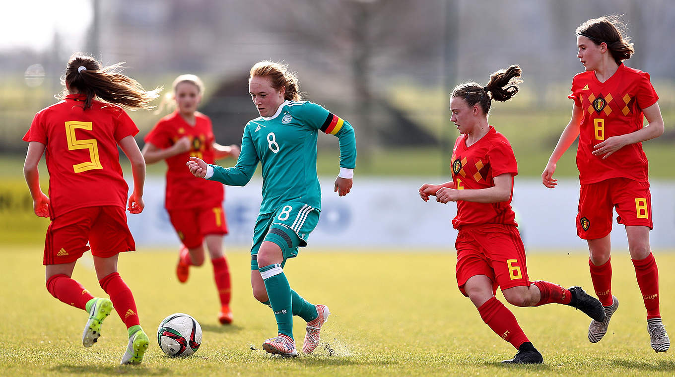 Auch von vier Gegenspielerinnen nicht zu stoppen: Lisanne Graewe (M.) © 2018 Getty Images