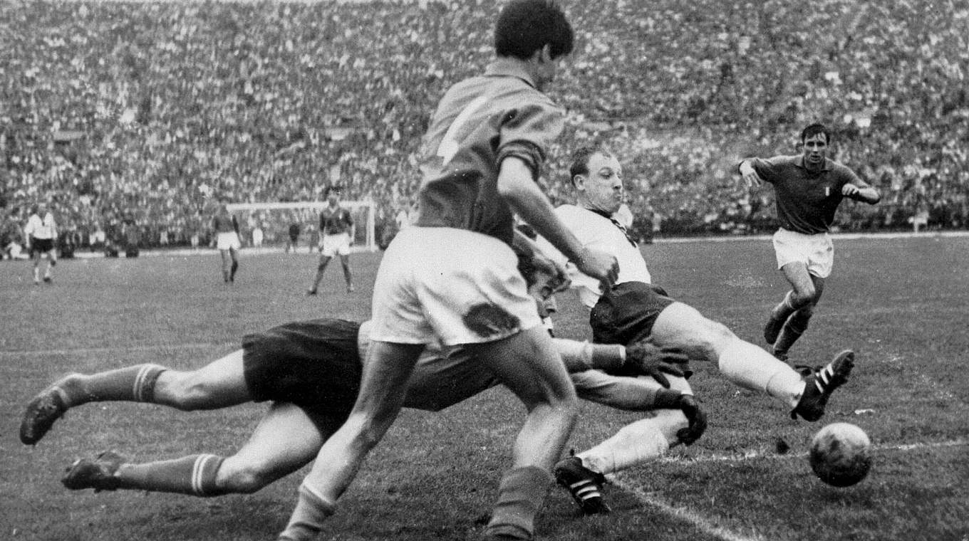 "Leider nur Durchschnitt": Seeler (2.v.r.) beim 0:0 gegen Italien zum WM-Start 1962 © imago/United Archives International