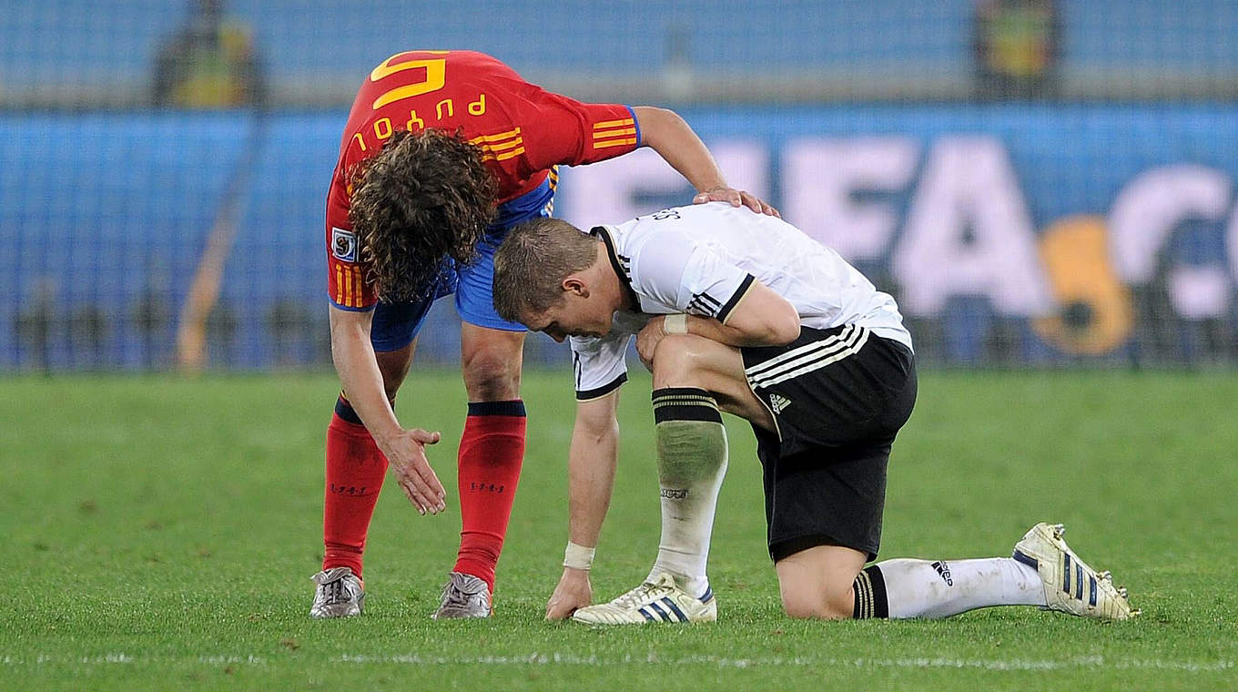 Vorbildliches Fairplay: Puyol (l.) tröstet Schweinsteiger nach WM-Halbfinale 2010 © imago sportfotodienst