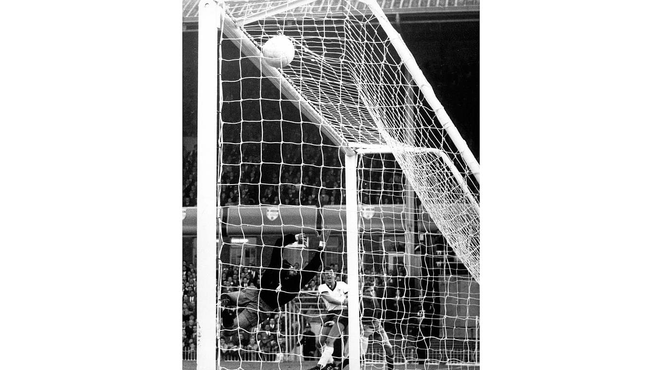Traumtor gegen Spanien: Lothar Emmerich im WM-Vorrundenspiel 1966 © imago