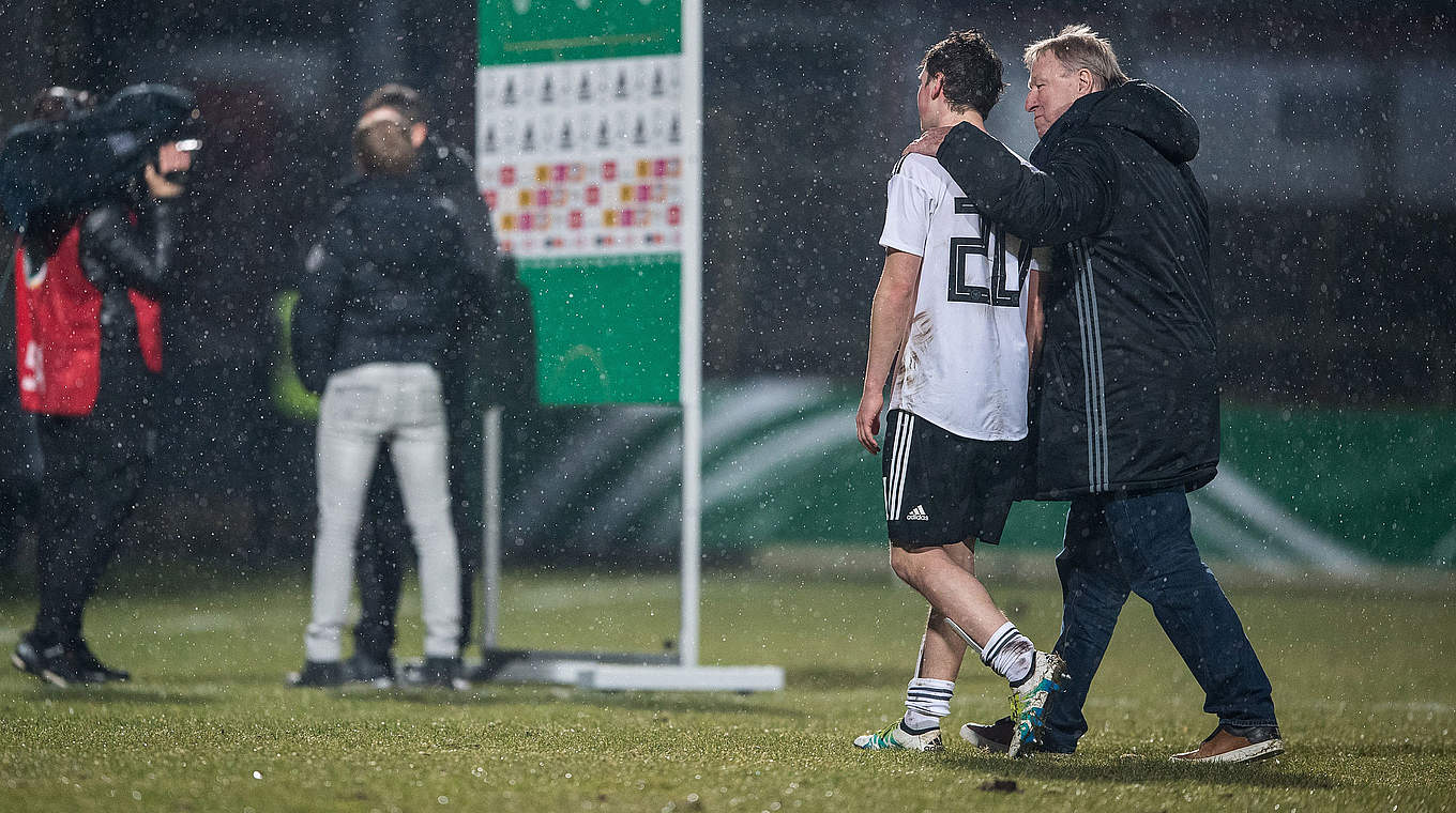 Hat tröstende Worte für die Spieler: Frauen-Bundestrainer Horst Hrubesch (r.) © 2018 Getty Images