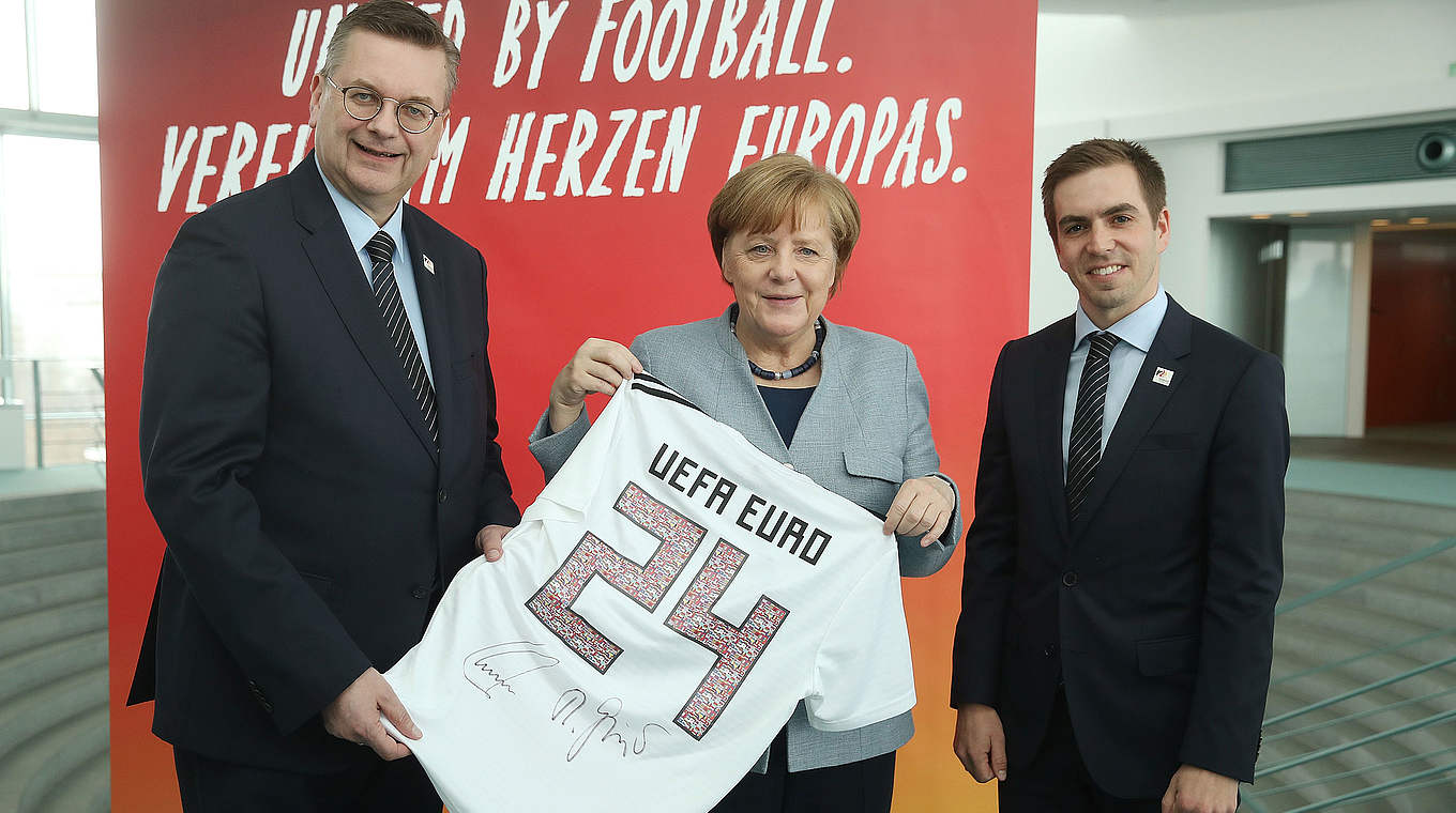 Bundeskanzlerin Angela Merkel: "Wir freuen uns auf spannende Spiele bei der EM 2024" © 2018 Getty Images
