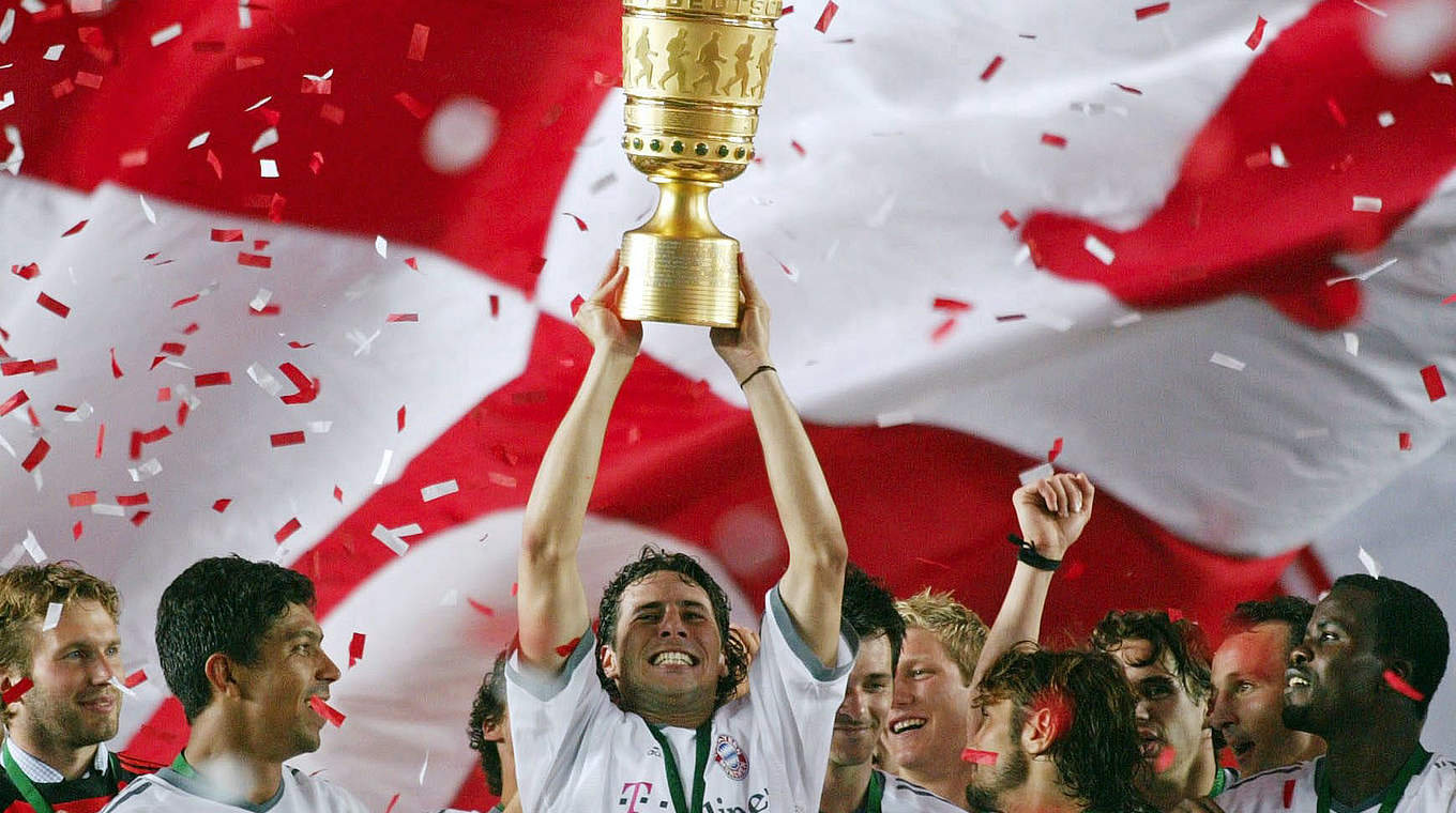 Zweites Pokalfinale, erster Triumph: Claudio Pizarro jubelt 2003 mit dem FC Bayern © Bongarts