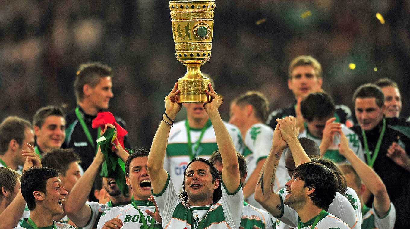 Jubel auch 2009 mit Werder Bremen: Pizarro hält den DFB-Pokal zum vierten Mal hoch © 2009 Getty Images