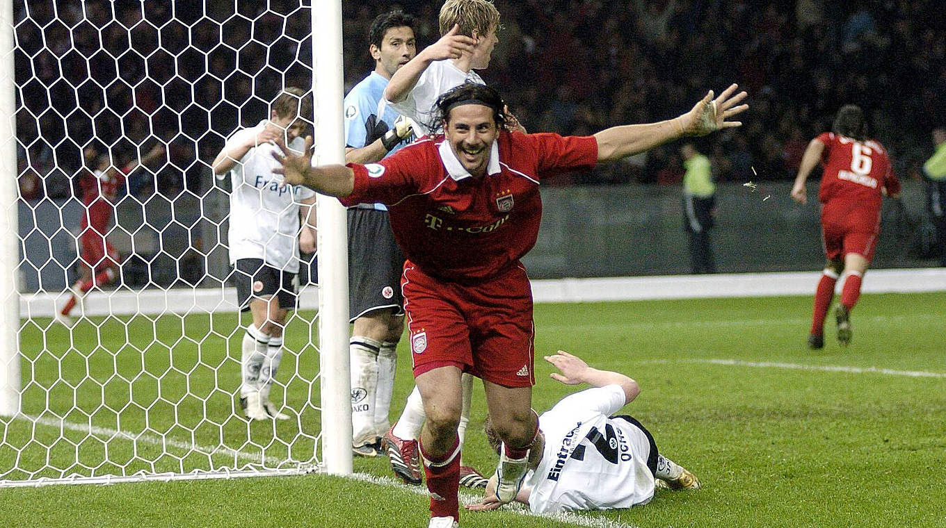 Erzielt 2006 das einzige Tor im Finale: Claudio Pizarro trifft für Bayern gegen Frankfurt © imago