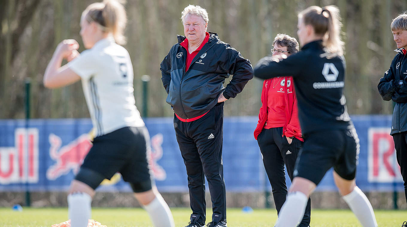 Freut sich auf sein Debüt als Trainer der Frauen-Nationalmannschaft: Horst Hrubesch © 2018 Getty Images