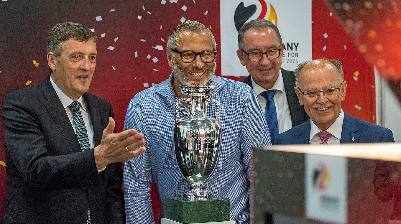 Gemeinsam für die Bewerbung um die EURO 2024: Hartwig (2.v.l.) mit EM-Pokal © United By Football